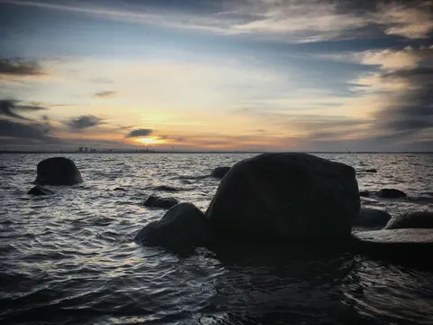 Камень в море на закате